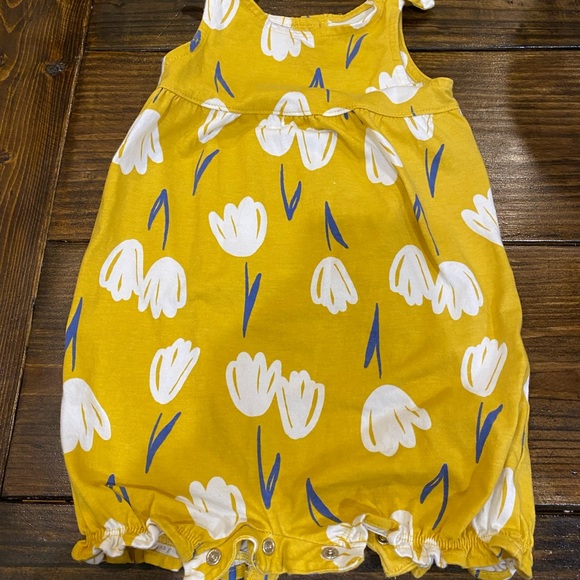 Girls 24 month Carter’s Romper - Picture 3 of 4